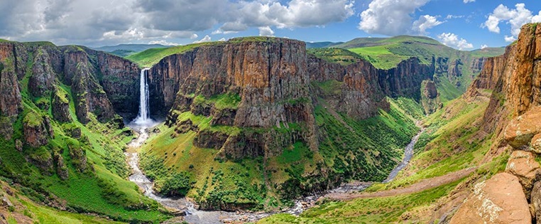 Wasserfall grüner Berglandschaft in den Bergen von Lesotho