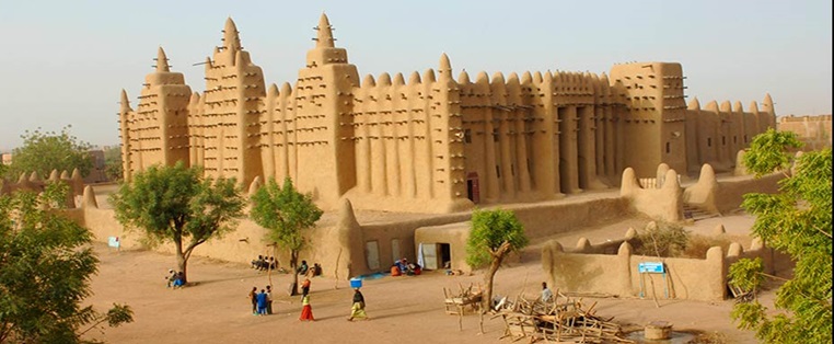 Festung aus Lehm und Holz in Mali