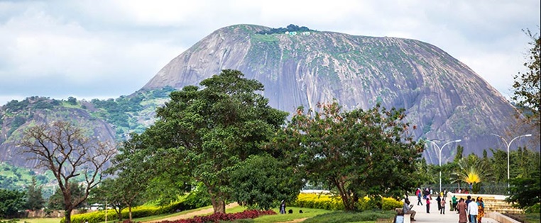 Park vor einem Bergmassiv in Nigeria