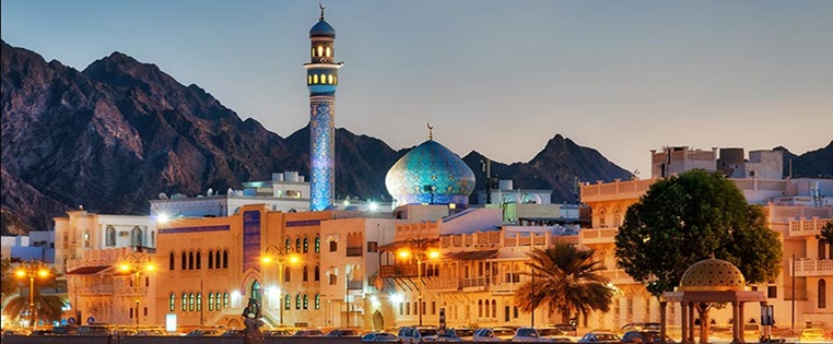 Stadt im Oman in der Dämmerung