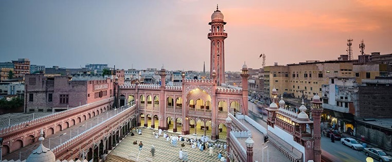 Der Innenhof einer großen Moschee in Pakistan aus der Vogelperspektive