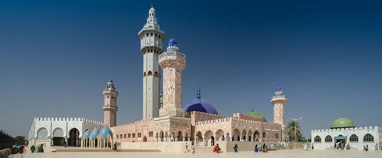 Farbenprächtige Moschee im Senegal