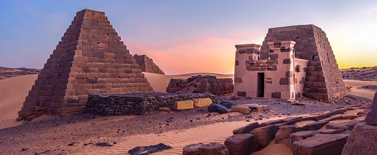 Pyramiden im Sudan in der Wüste