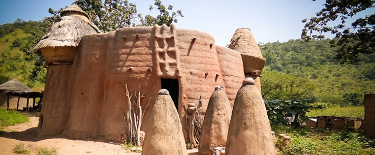 Lehmhütte mit Strodächern in Togo