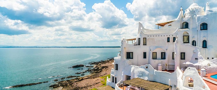 Weißes Haus mit vielen Terrassen am Meer in Uruguay