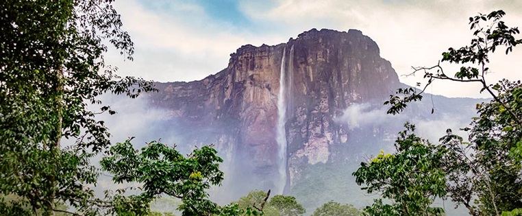 Schmaler Wasserfall stürzt von sehr hohem Berg in Venezuela