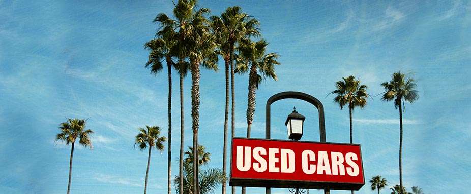 Schild mit Schriftzug "Used Cars"