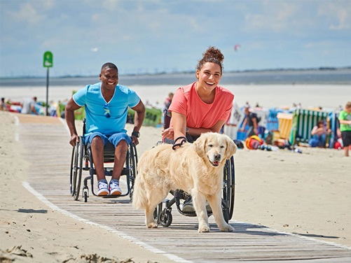 Rollstuhlfahrer am barrierefreien Strand von Langeoog