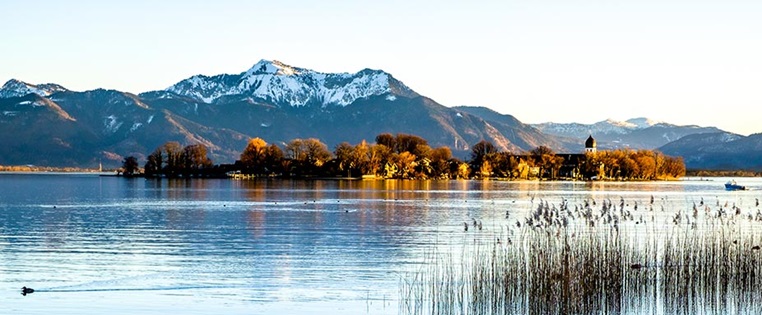 Reisen Chiemgau Chiemsee Berge Herbststimmung See