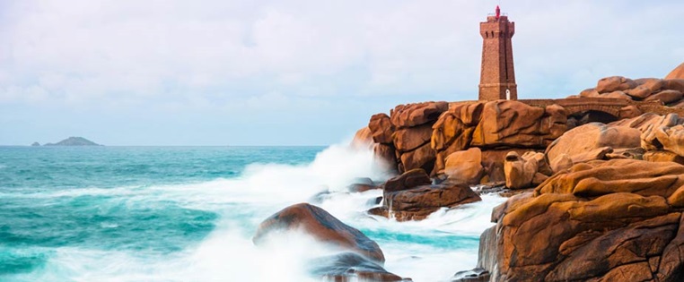 Reisen Frankreich Bretagne Leuchtturm auf Felsen in der Brandung
