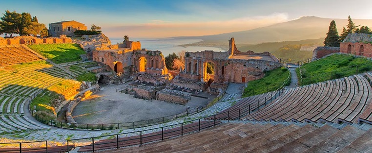 Reisen Italien Taormina Theater mit Blick in die Ferne