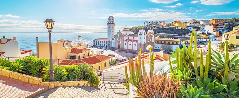 Reisen Spanien Teneriffa, Ort Candelaria mit schönen Häusern