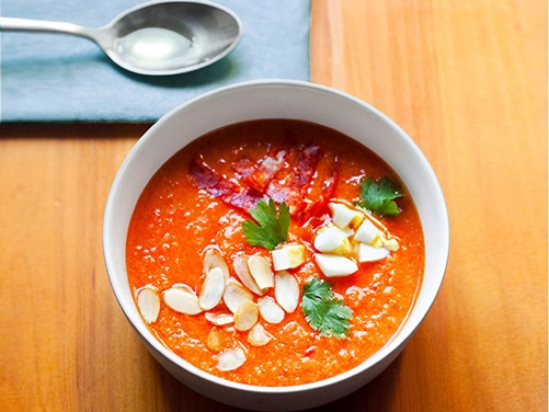 Spanische Suppe aus andalusien mit eiern und schinken genannt Salmorejo