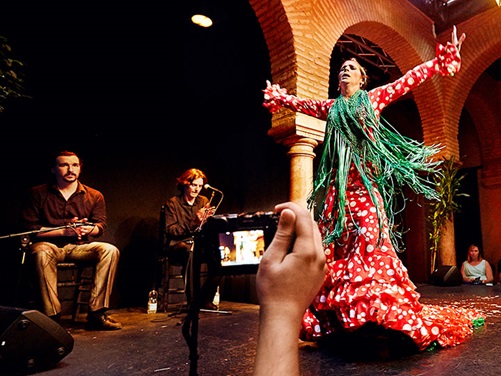 Andalusien Flamenco Tänzerin in Sevilla auf einer Bühne in einer Bodega