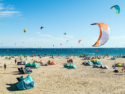 Der strand von Tarifa in Andalusien Spanien