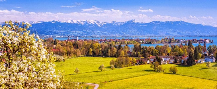 Lindau und den österreichischen Alpen am Bodensee im Frühling