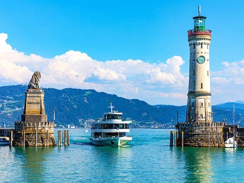 Schiff fährt im Lindauer Hafen ein