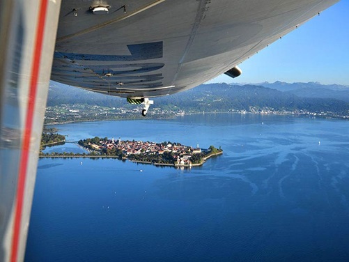Zeppelin fliegt über Lindau