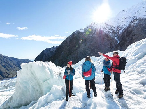 Besucher am Franz Josef Gletscher im Westland National Park in Neuseeland
