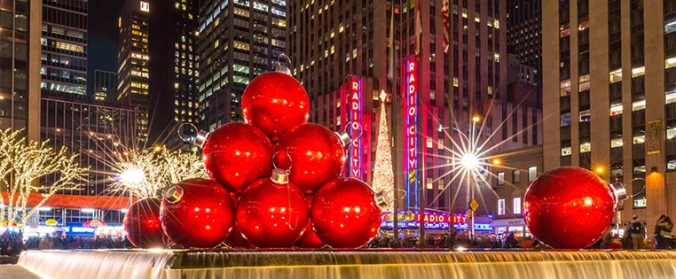 Rote Weihnachtskugeln und Weihnachtsbaum vor der Radio City Music Hall in New York