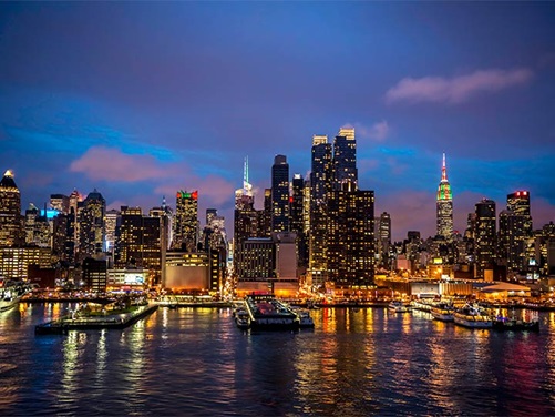 Nächtliche Skyline von New York, Midtown Manhattan im Winter