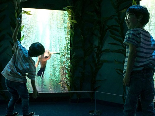 Kinder vor einer Robben Animation im National Geographic Encounter Ocean Odyssey in New York