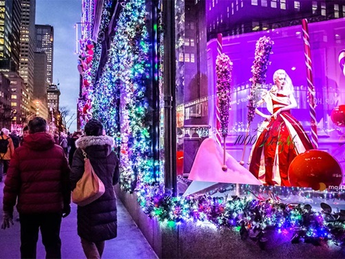 Weihnachtlich dekorierte und beleuchtete Schaufenster des Kaufhauses Saks Fifth Avenue in New York