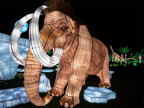 Lichtinstallation eines Mammuts auf dem NYC Winter Lantern Festival 2019