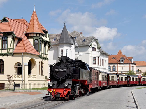 Molli-Bäderbahn fährt durch Bad Doberan