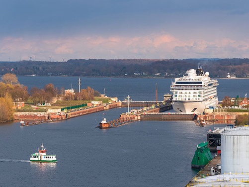 Ein Boot fährt in die Schleuse Kiel-Holtenau ein