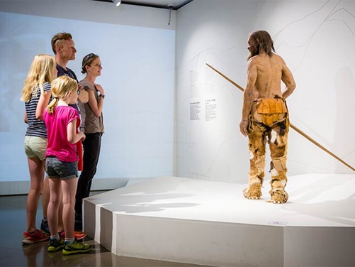 Ötzi Rekonstruktion im Südtiroler Archäologiemuseum