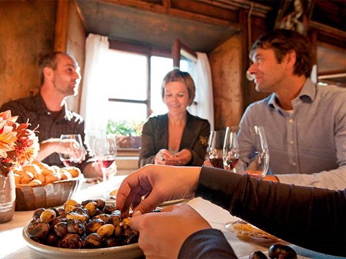 Menschen essen Maroni während der Törggelen