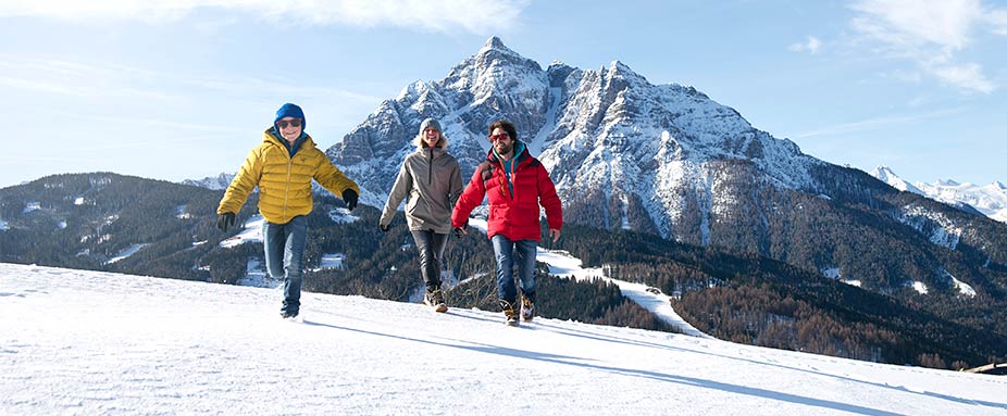 Familie im Winter in Tirol