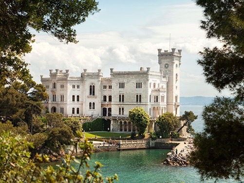 Das Schloß Miramare bei Triest