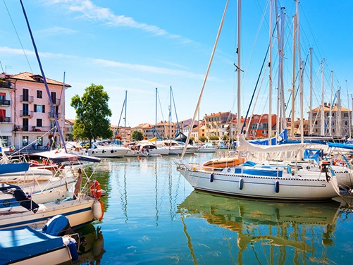 Seegelboote im Hafen von Grado bei Triest