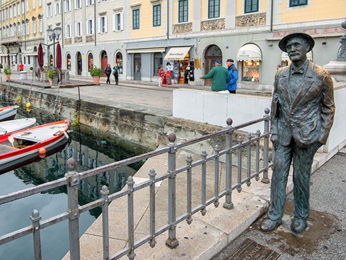 Die James Joyce Statue aus Bronze an einer Brücke am Canal grande in Triest
