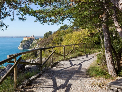 Der Rilke Wanderweg mit blick auf das Schloss Duino nahe Triest