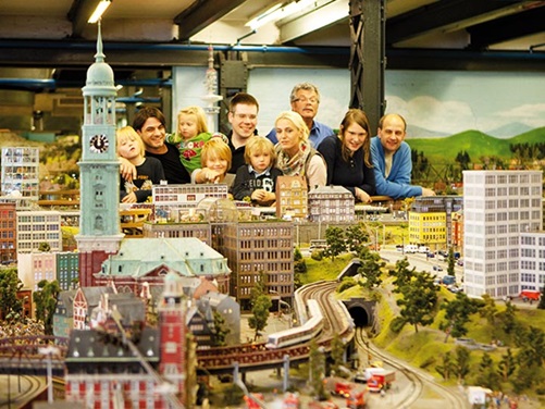Besucher im Miniaturland in Hamburg