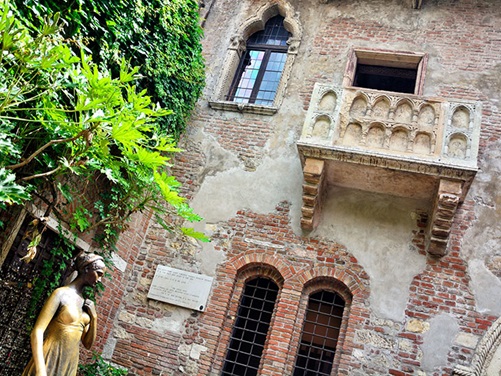 Der Balkon der Casa di Giulietta und die Statue der Julia in Verona Der Balkon der Casa di Giulietta und die Statue der Julia in Verona