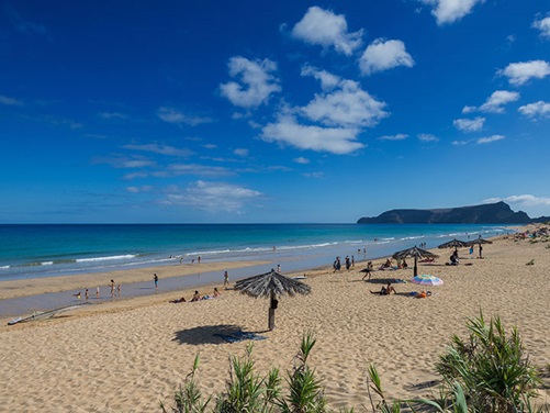 Der lange Sandstrand auf der Insel Porto Santo