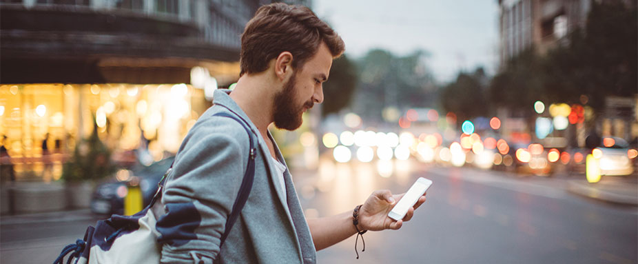 Tourist informiert sich auf seinem Handy