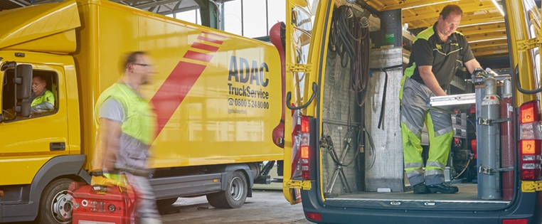 Fahrzeug und Lkw-Monteure des ADAC Truckservice