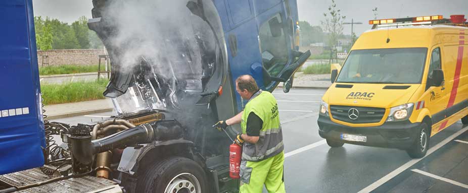 ADAC Truckservice löscht Brand im Lkw-Führerhaus