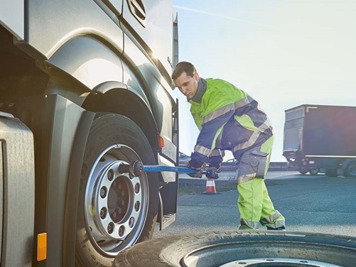 Reifenwechsel durch den ADAC Truckservice