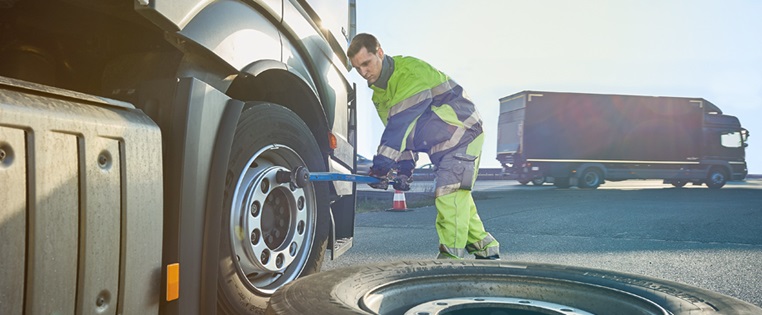 Reifenwechsel durch den ADAC Truckservice