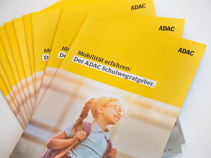 Verkehrsbrochüre des ADAC zum Thema Schulweg