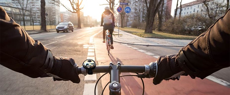 Fahrradfahrer fährt auf Radweg