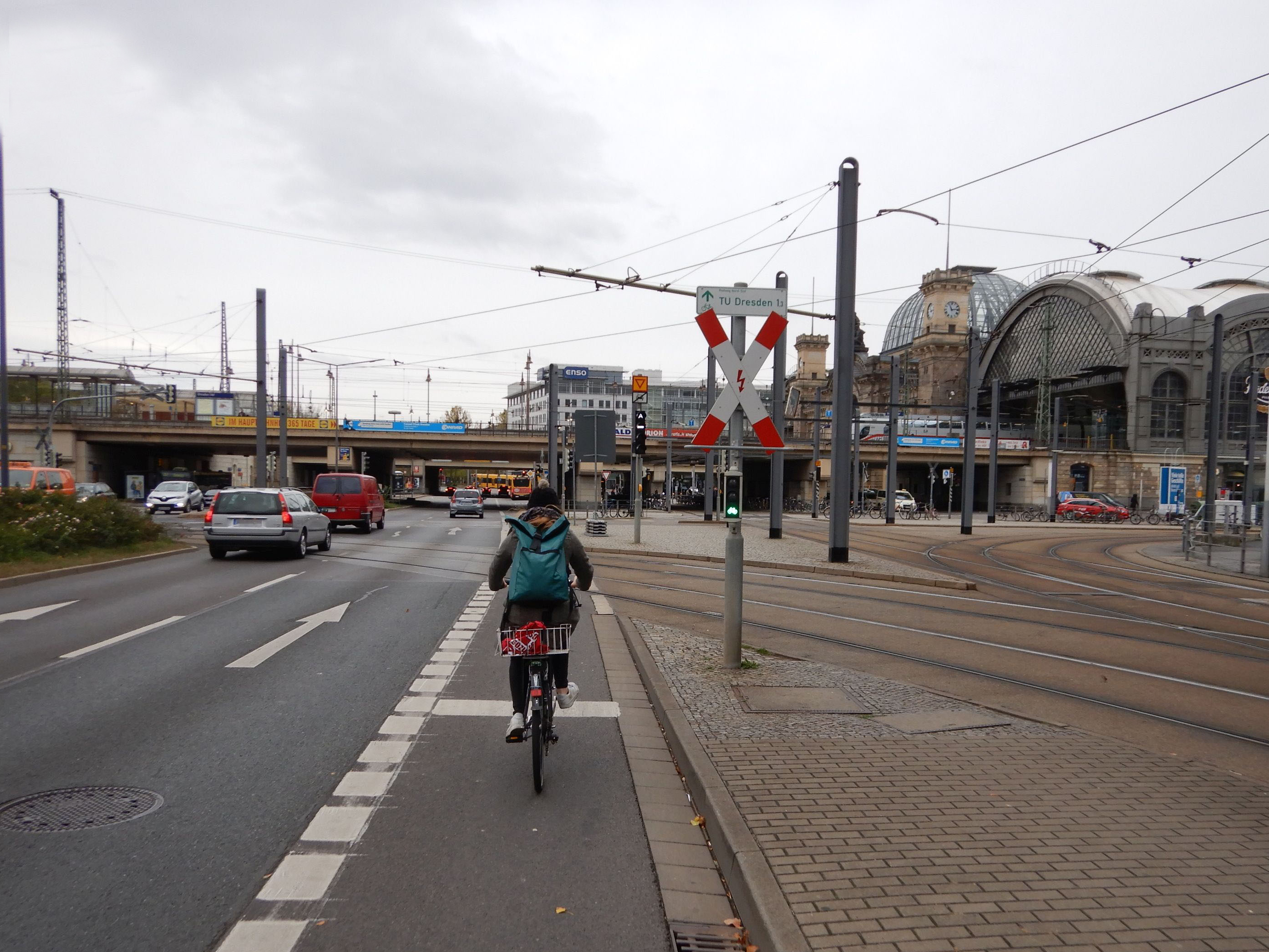 Fahrradfahrer fährt auf Radweg