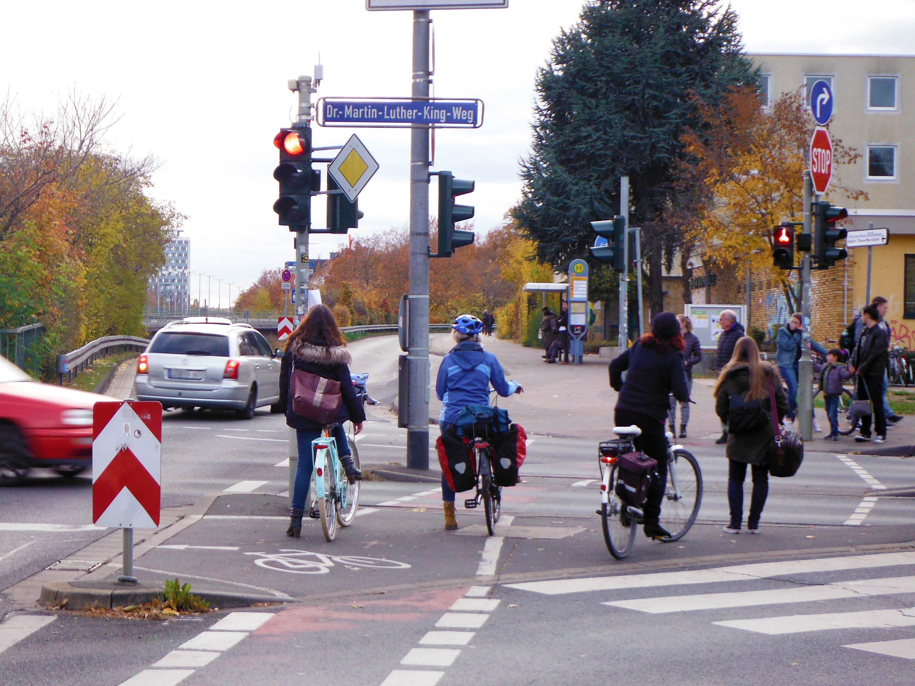 Fahrradfahrer fährt auf Radweg