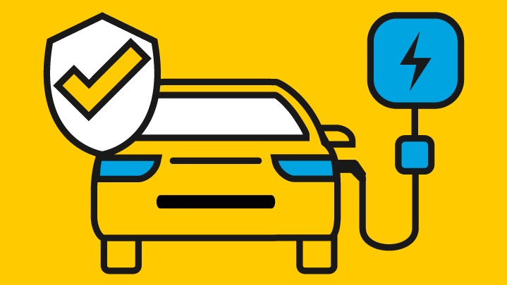 Elektroauto mit Ladekabel - E-Autoversicherung ADAC